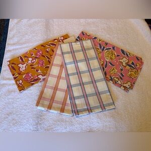 The Spring Shop - Floral & Plaid Tea Towel Set Lot of 4.  Brand new!!  19x27”